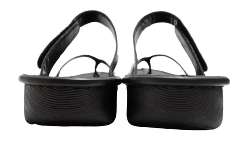 【インコルジェ8825 ブラック】甲ストラップで、足元をしっかり安定させるトングサンダル